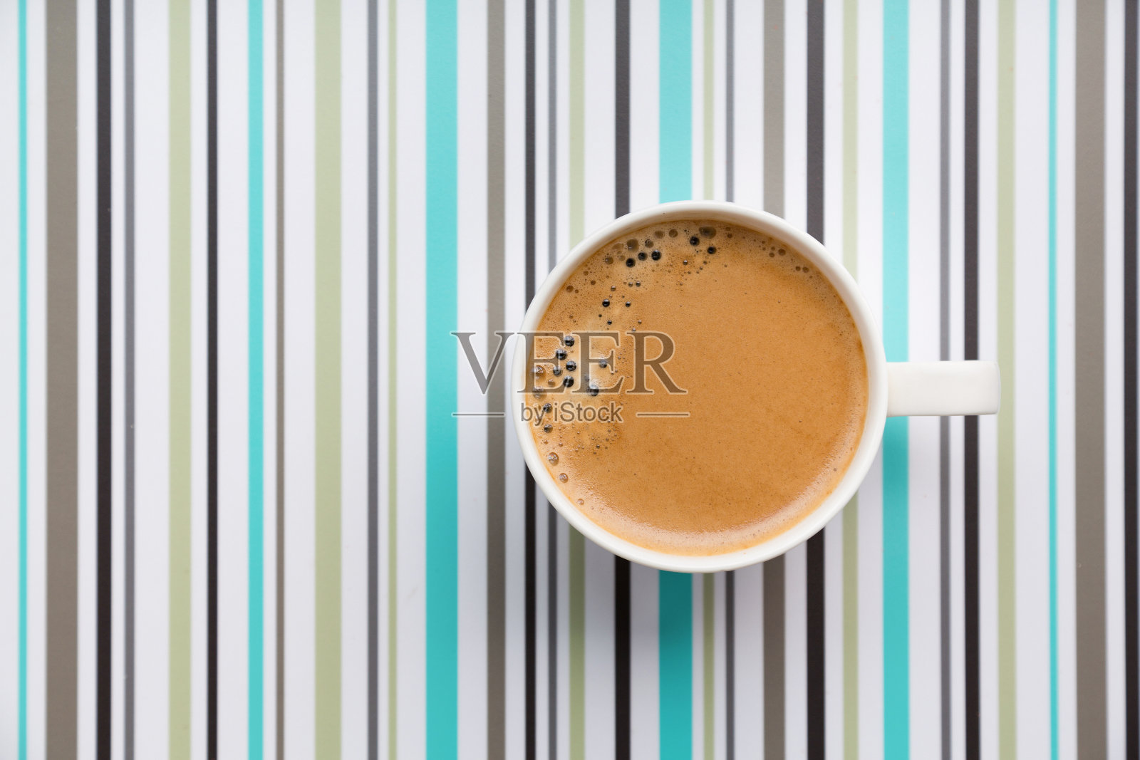 木桌上的咖啡杯俯视图照片摄影图片