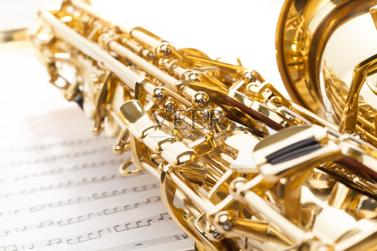 带有详细按键视图和部分铃铛的萨克斯管照片摄影图片