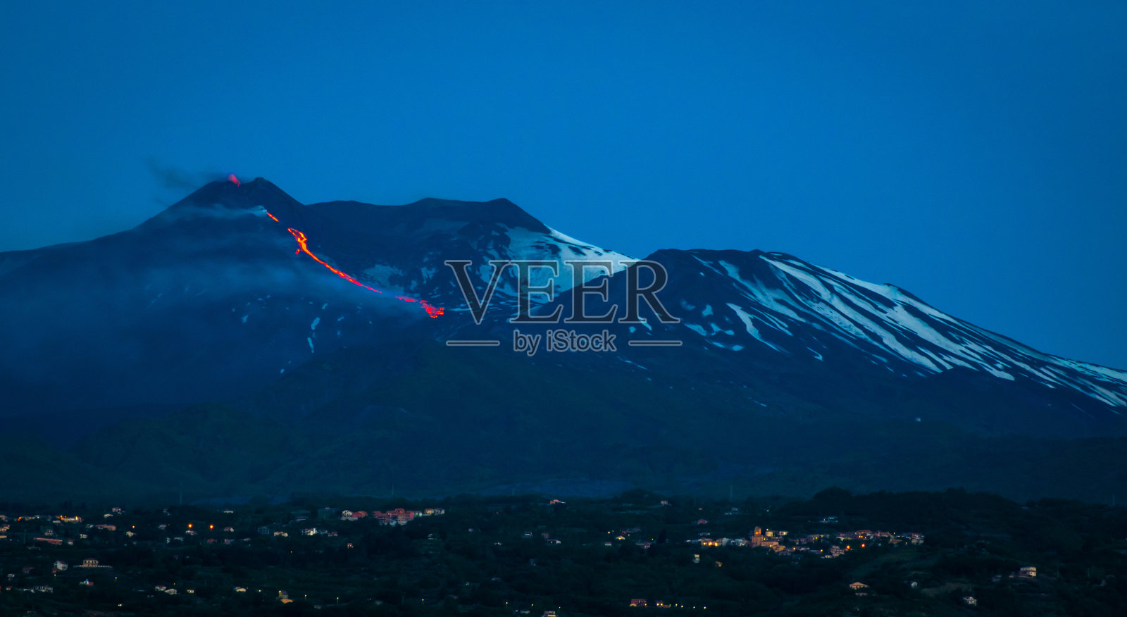 埃特纳火山在早上喷发照片摄影图片