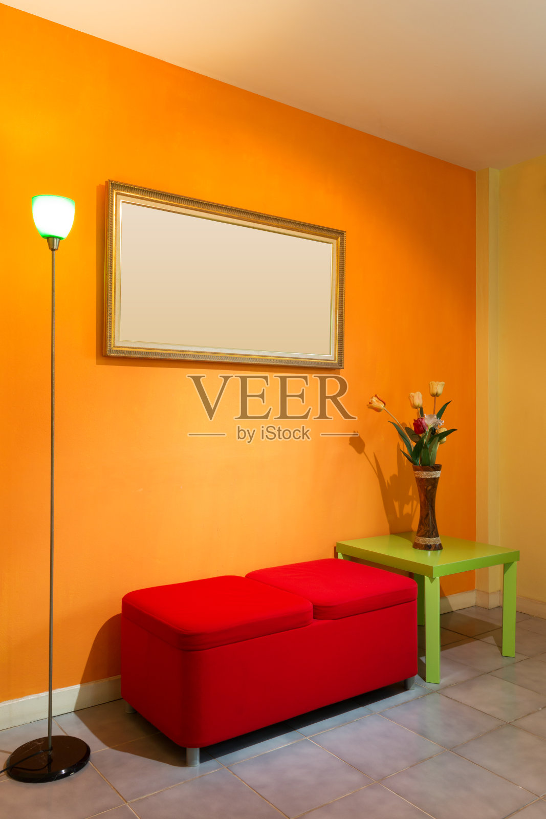 橙色房间里的红色凳子椅子照片摄影图片