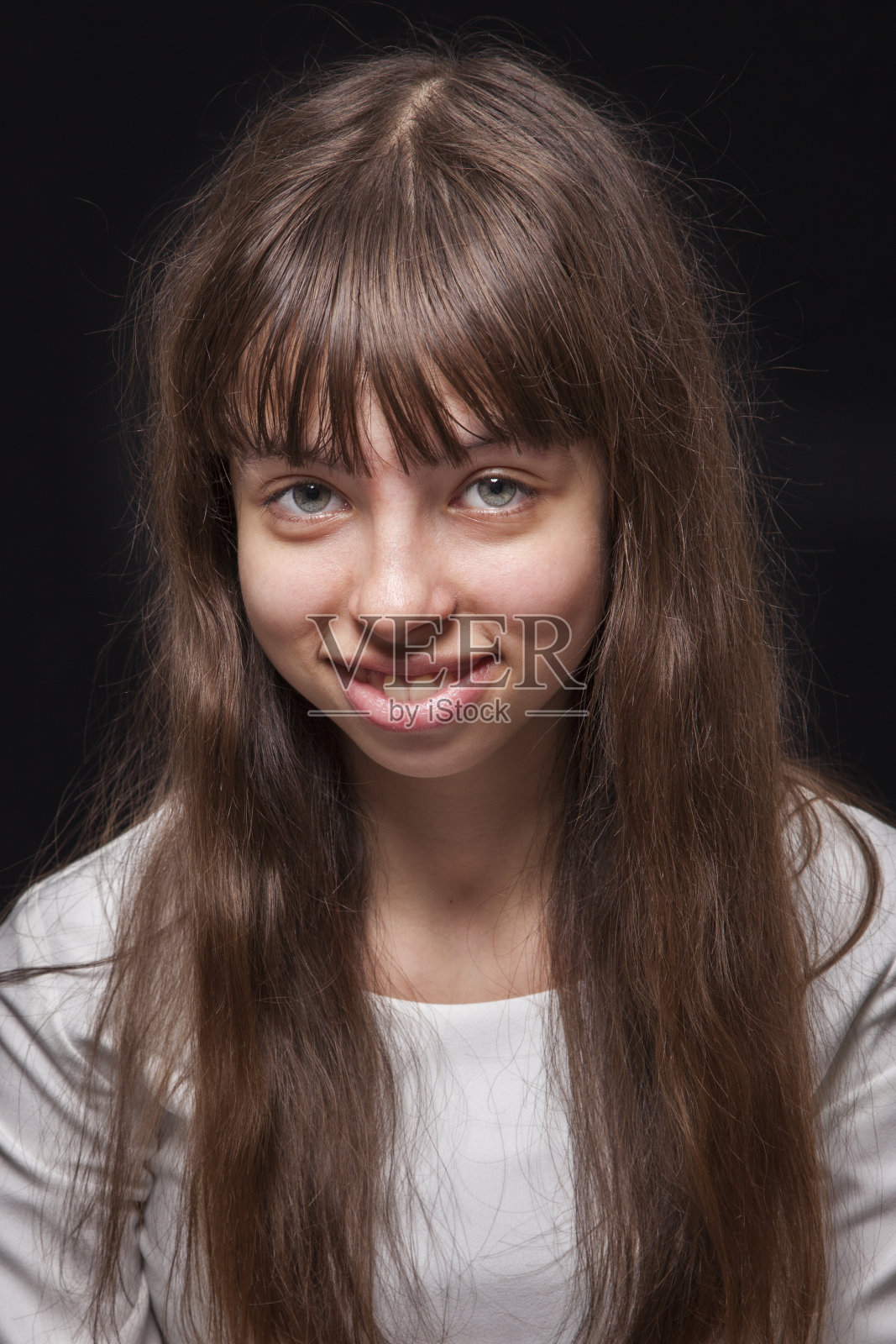 一个快乐的小女孩的肖像照片摄影图片