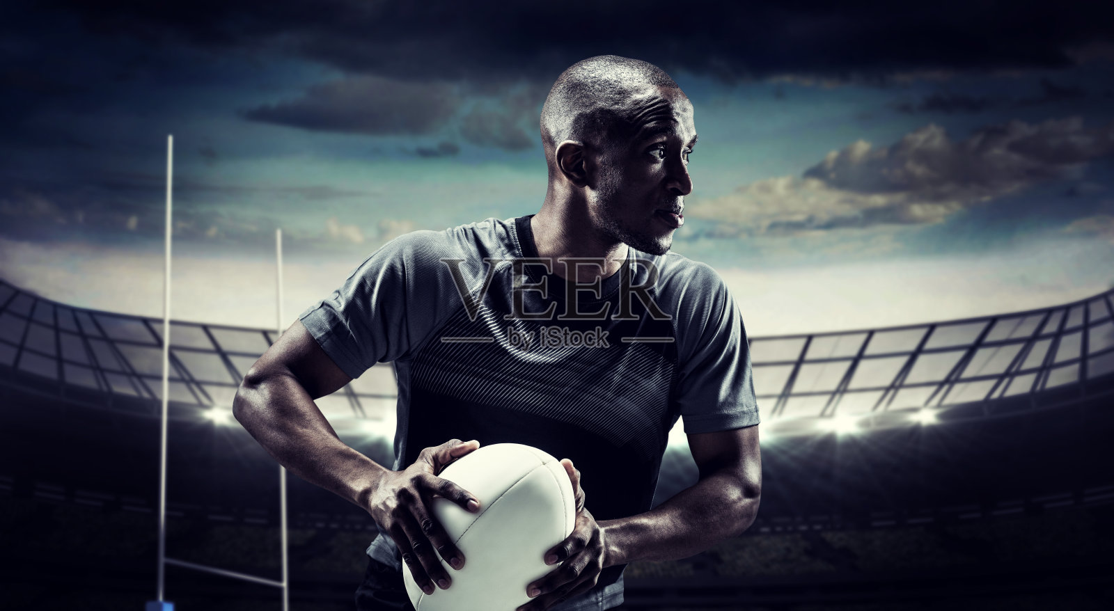 确定的橄榄球运动员拿着球的合成图像照片摄影图片