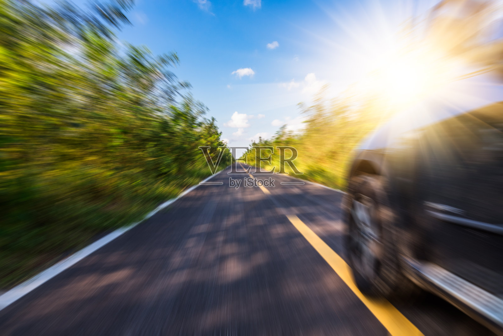 超速行驶的车照片摄影图片