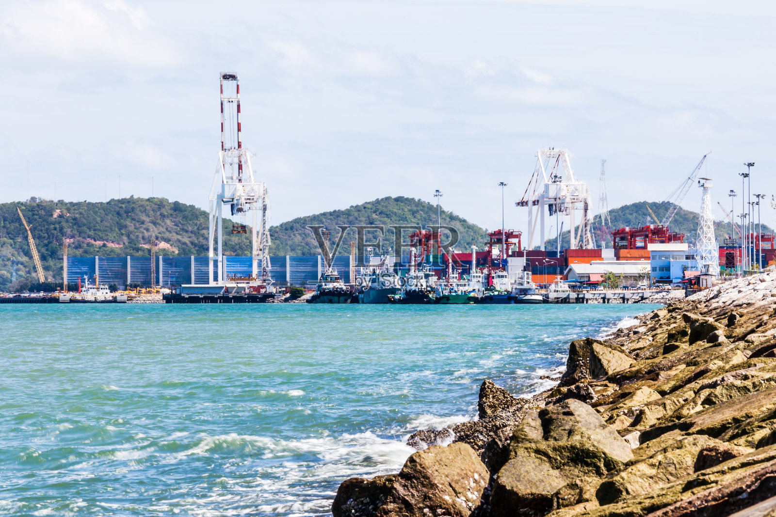 石坝保护海和模糊背景的贸易港口照片摄影图片