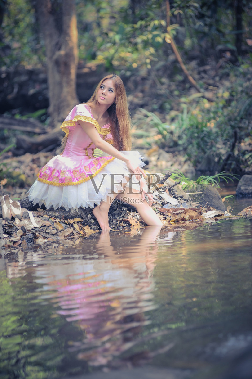 亚洲美丽的女孩在自然芭蕾舞裙照片摄影图片