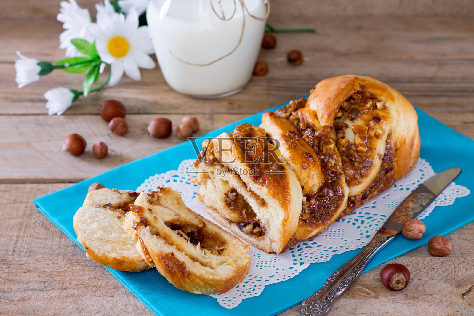 加坚果和煮炼乳的馅饼糕点照片摄影图片