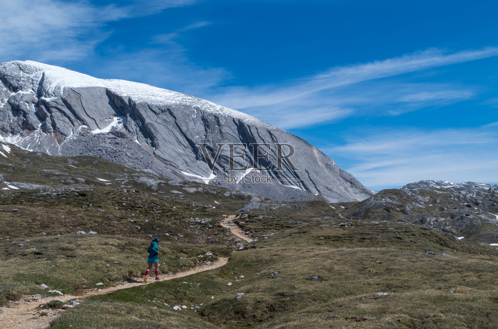 在阳光下奔跑的女性照片摄影图片