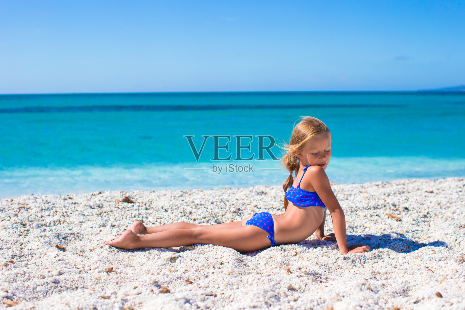 可爱的小女孩有乐趣在热带度假照片摄影图片