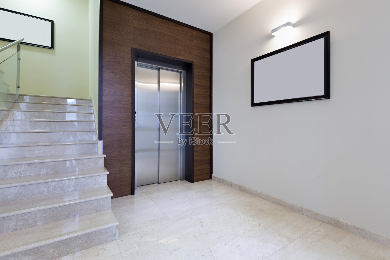 现代建筑中的电梯和楼梯照片摄影图片