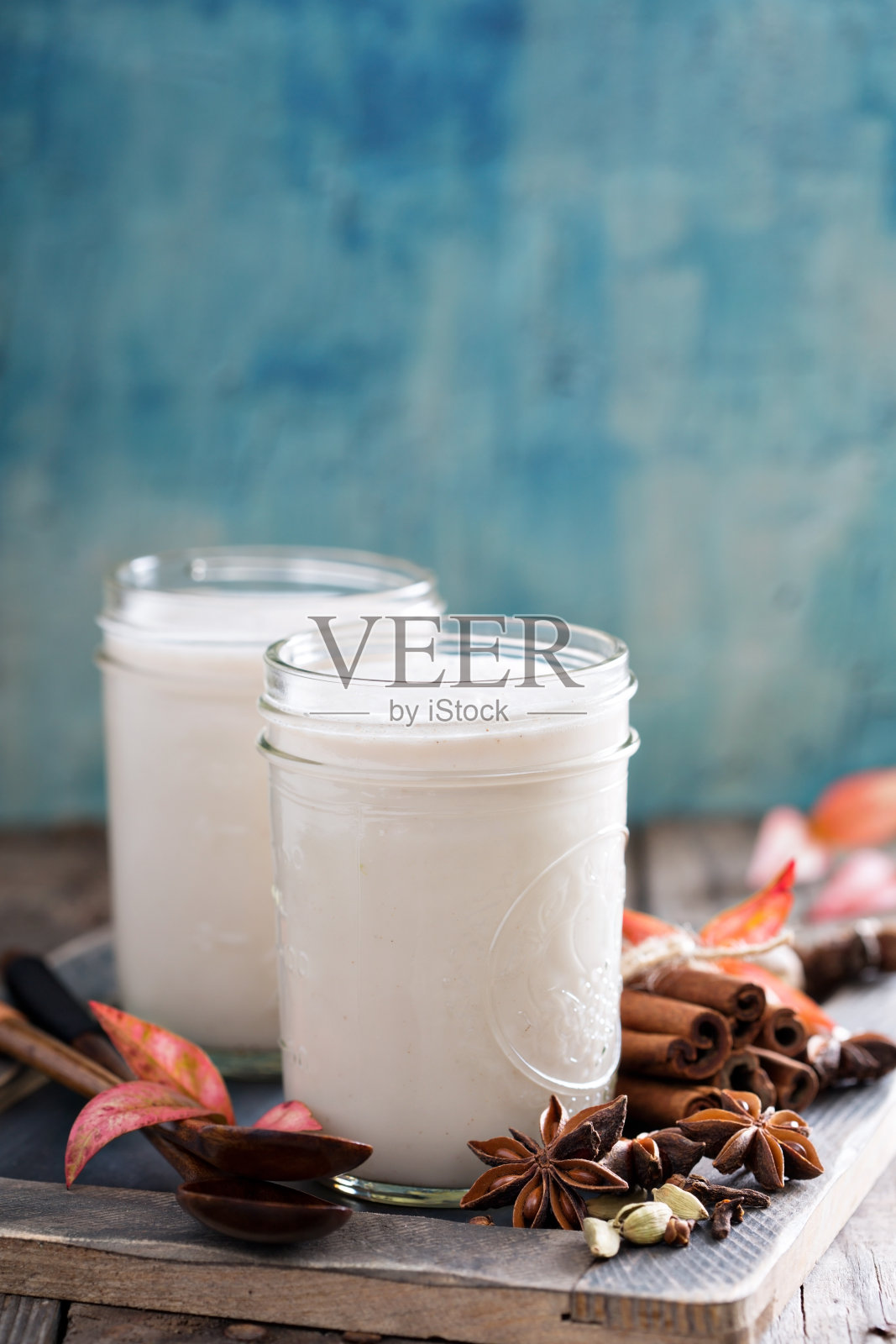 温暖的香料奶泡饮品照片摄影图片