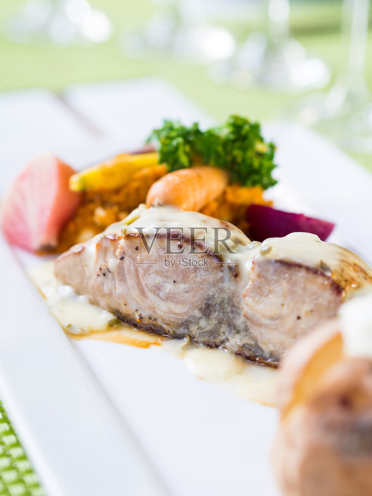 烤鱼配白菜照片摄影图片