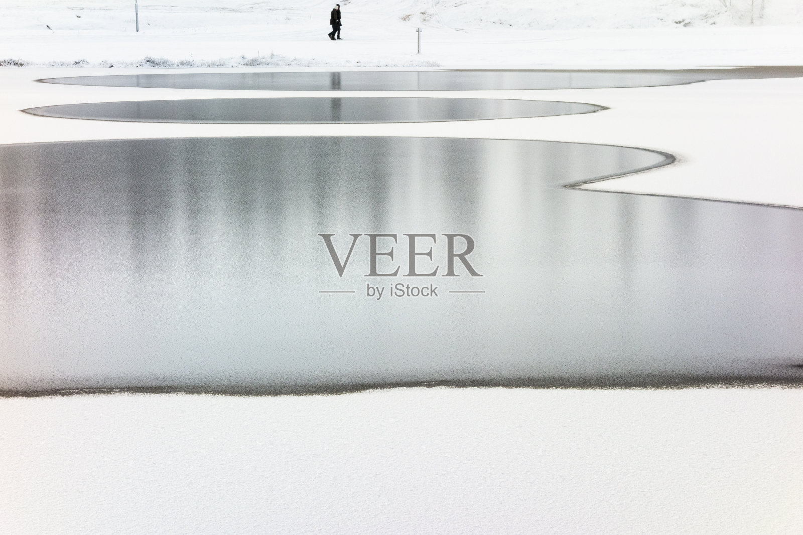 路边的水坑照片摄影图片