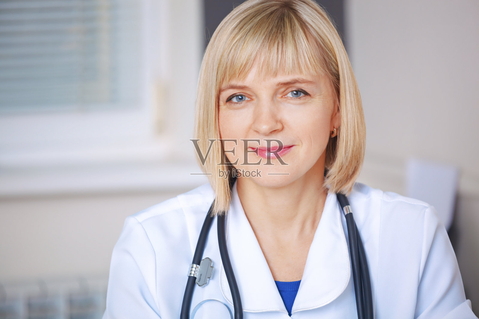 自信的医生看着相机的肖像。照片摄影图片