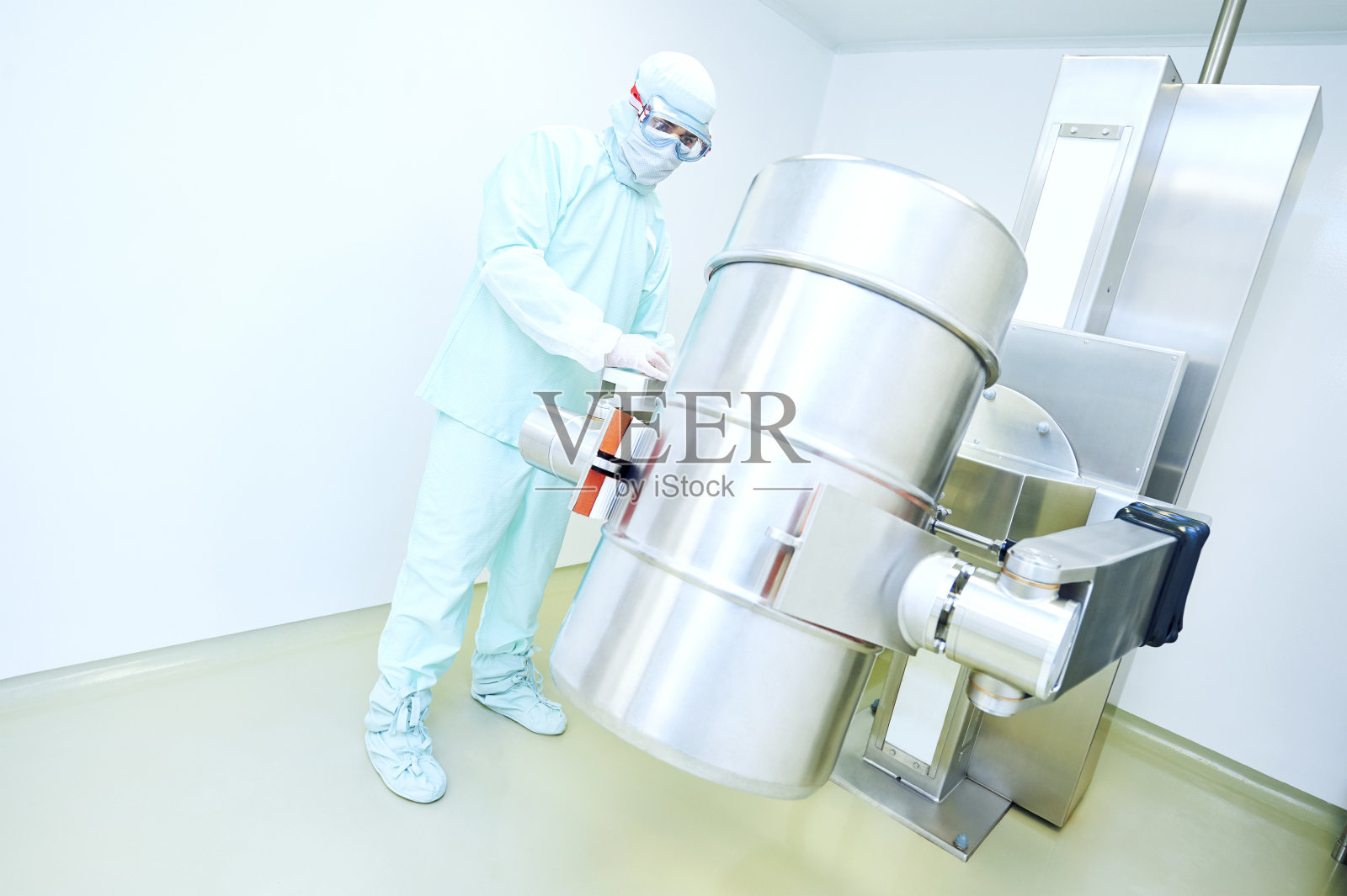 操作药房压片机的工人照片摄影图片