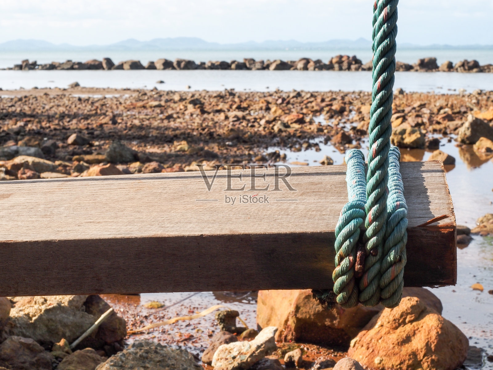 秋千，集中在沙滩上的绳子上。照片摄影图片