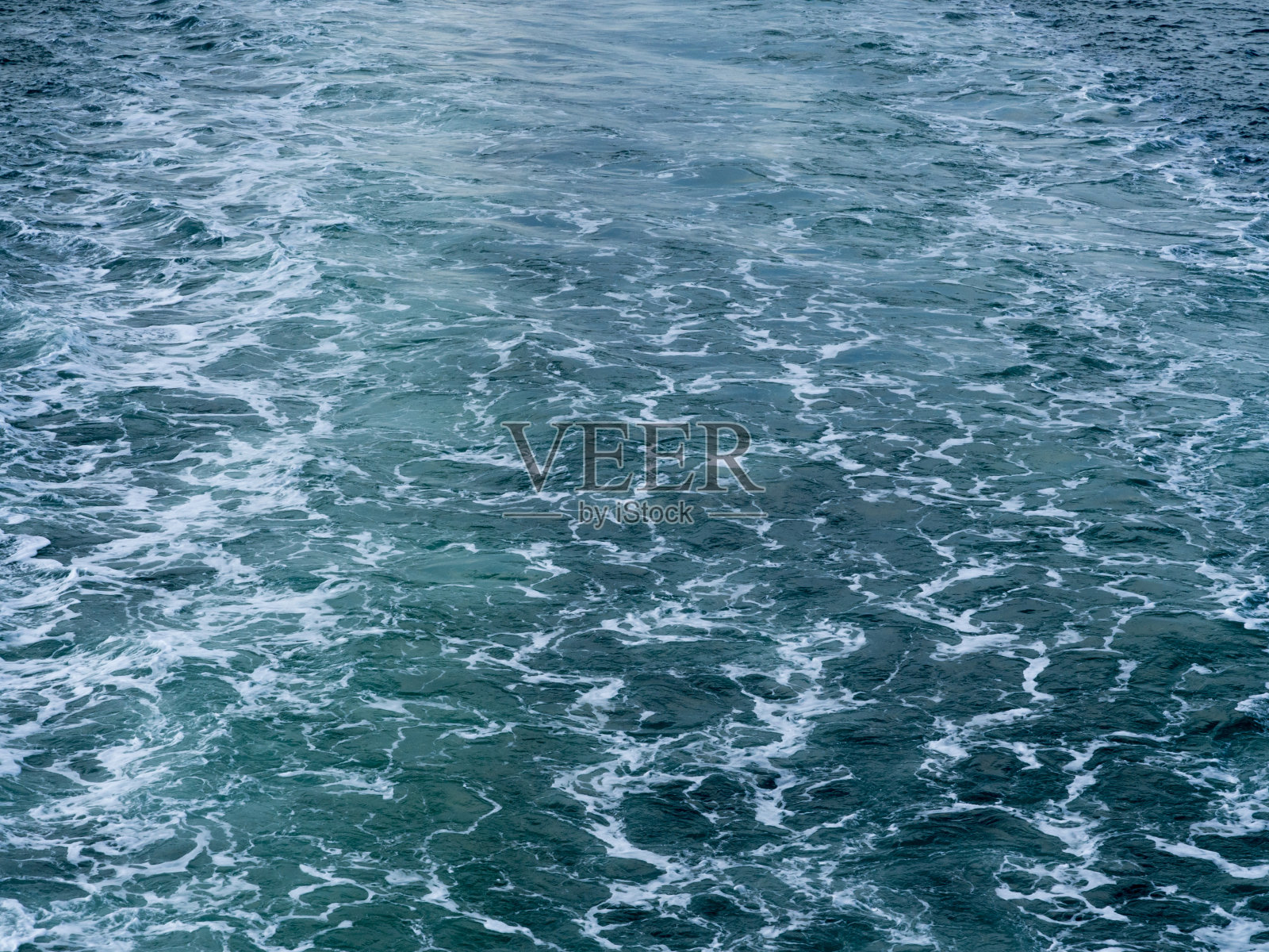 青绿色的水。照片摄影图片