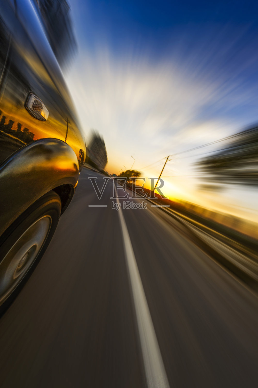 汽车在道路上的运动模糊背景。照片摄影图片