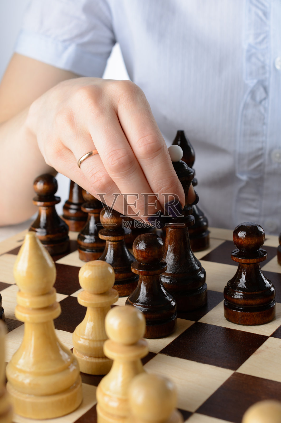 女商人下棋照片摄影图片