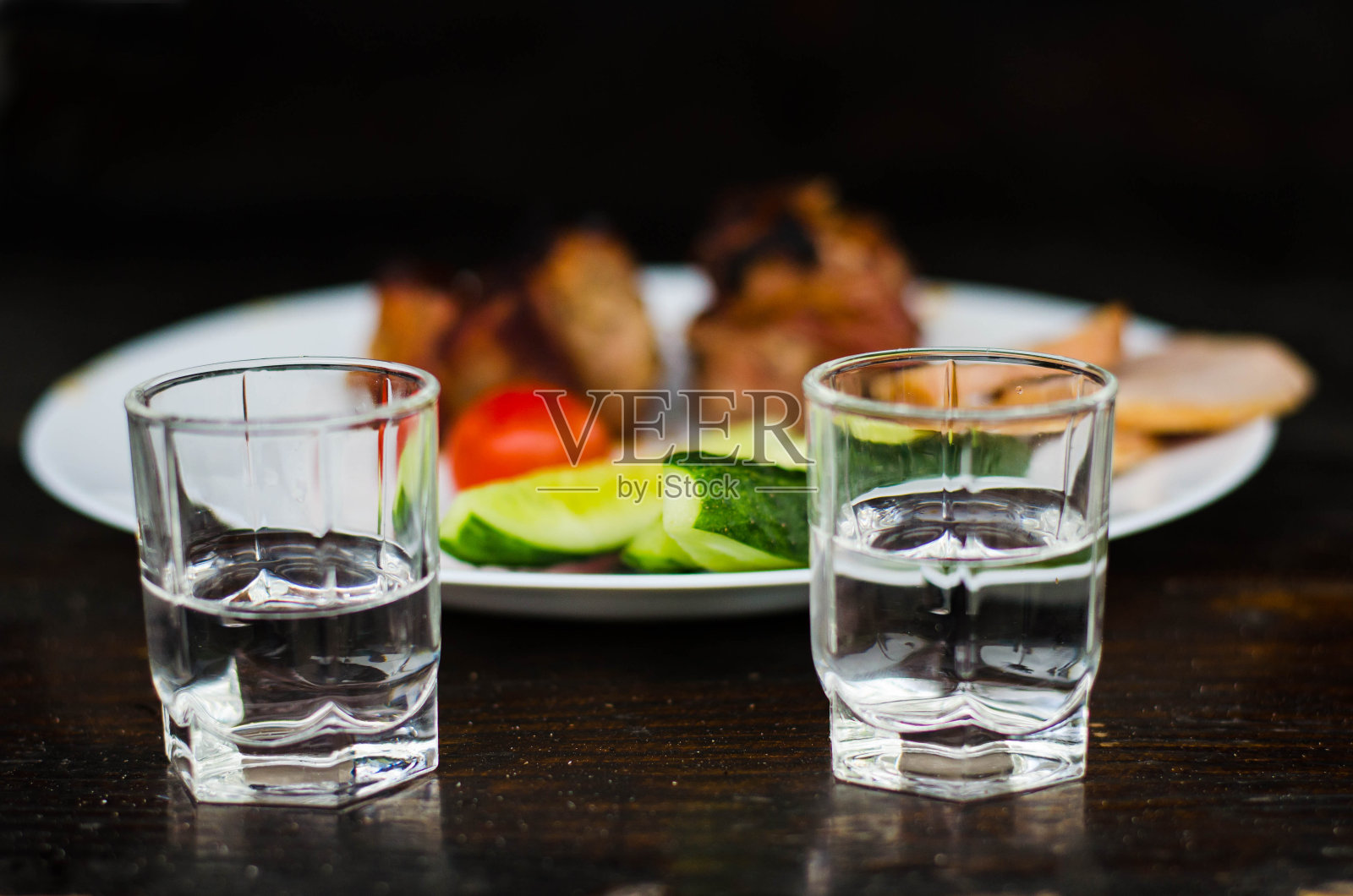 两个玻璃杯的静物画照片摄影图片