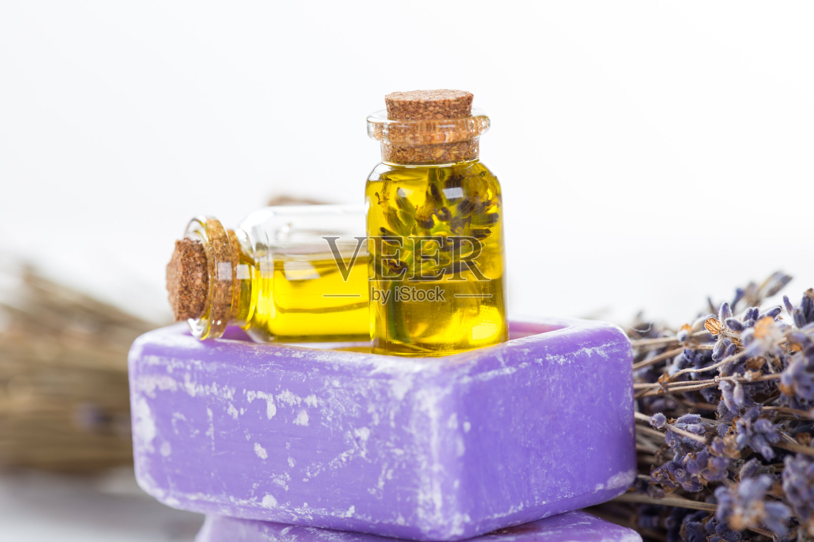 薰衣草花与精油。水疗和健康的概念。照片摄影图片