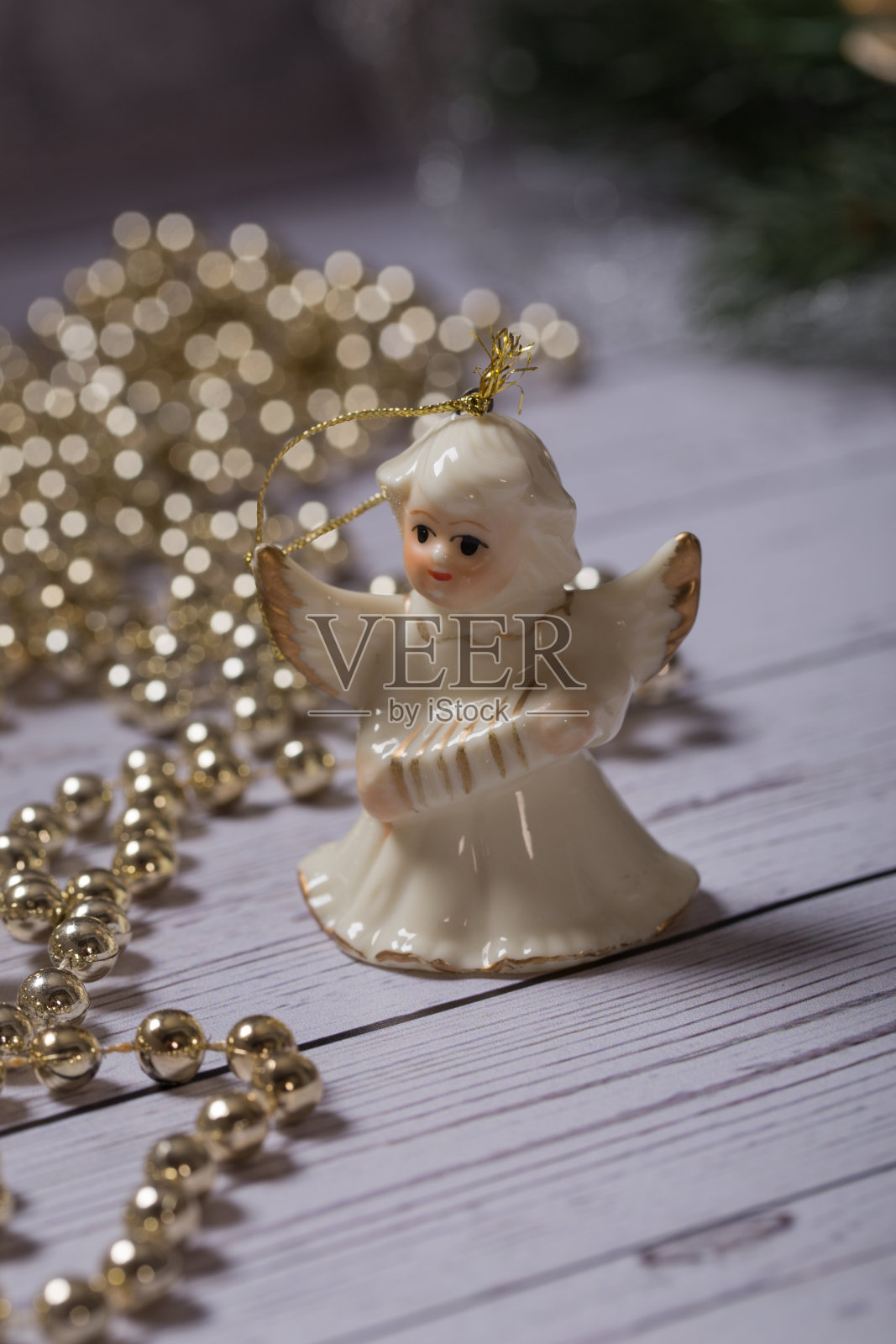 陶瓷天使站在木桌上照片摄影图片