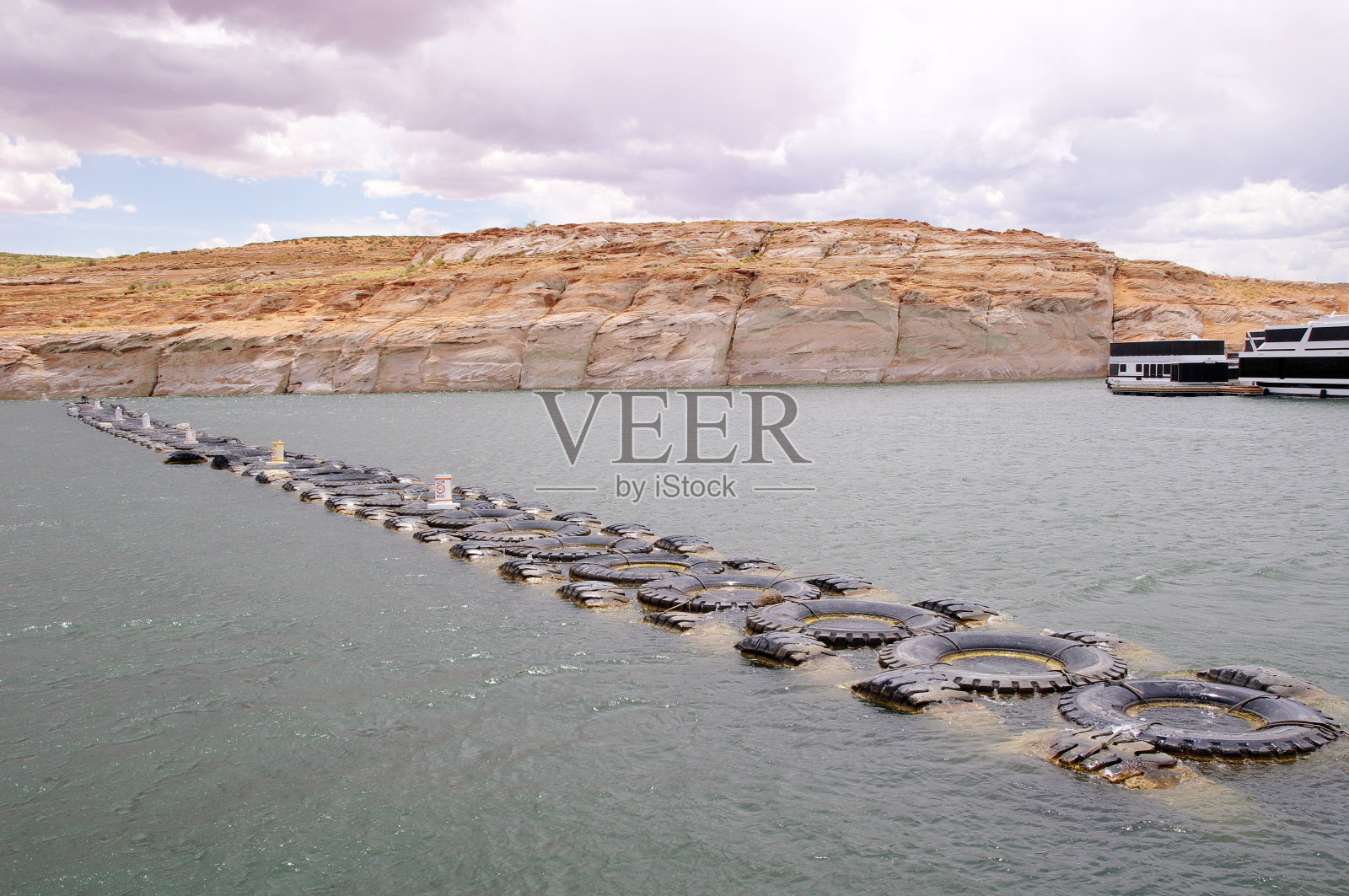 限制卡车轮胎在鲍威尔湖照片摄影图片
