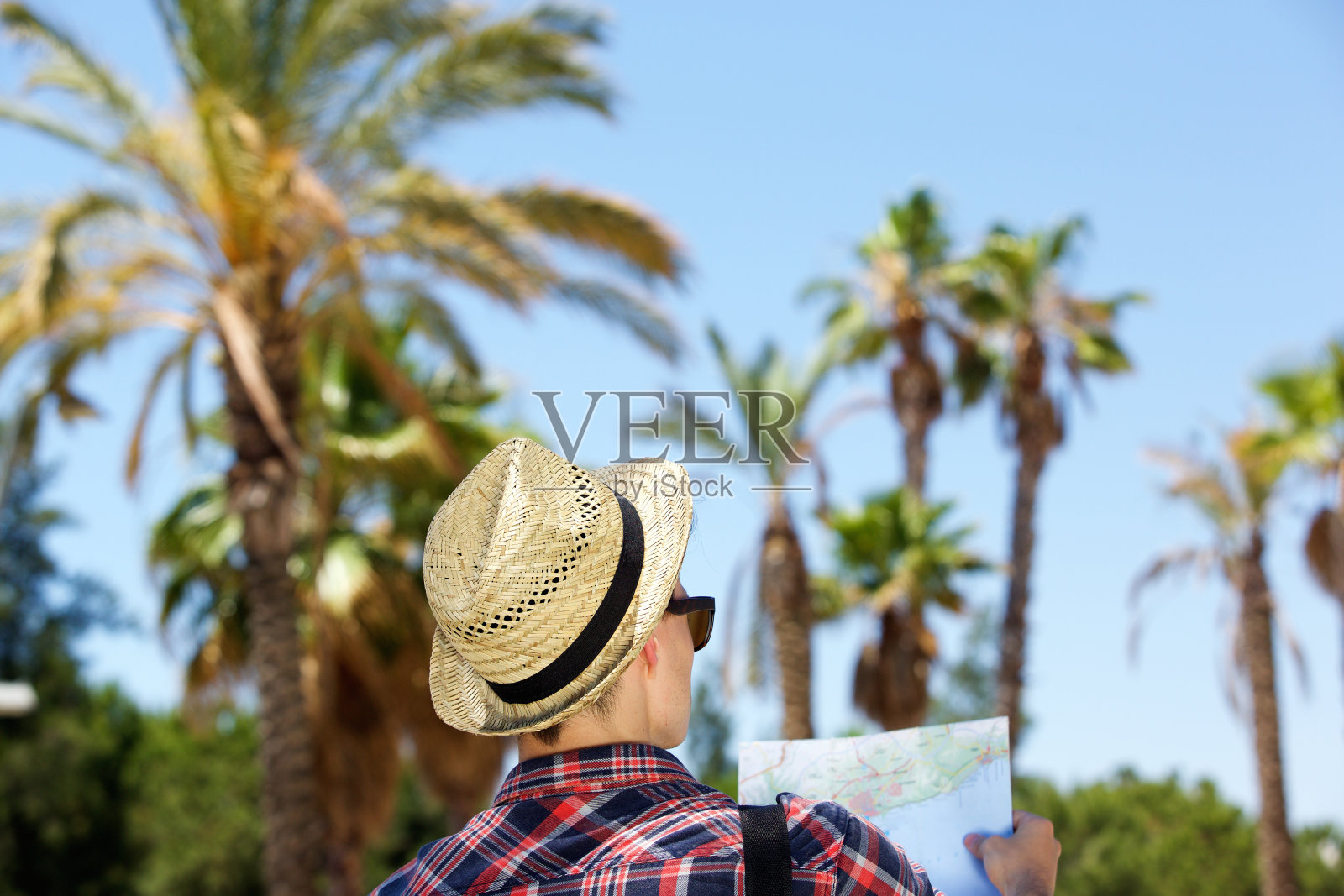 男游客拿着地图站在外面照片摄影图片