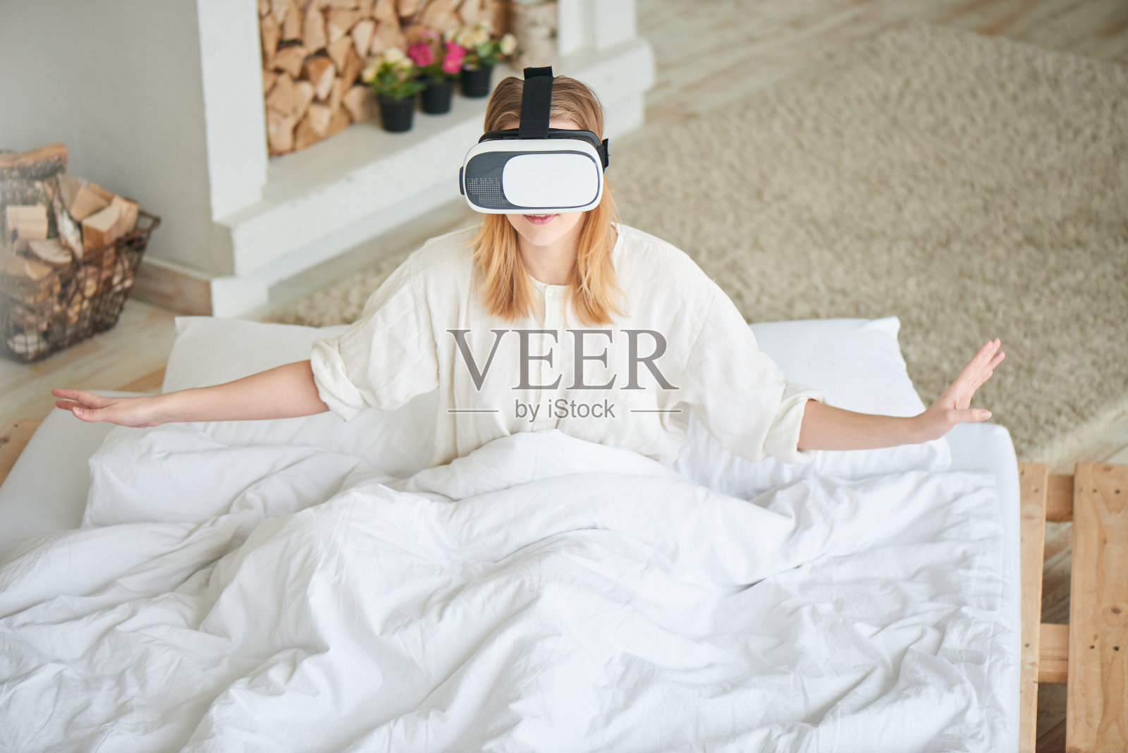 戴着虚拟现实头盔的女孩照片摄影图片