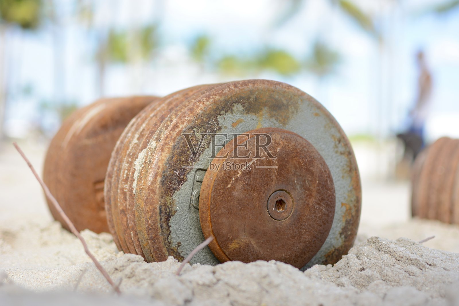 沙子里的铁哑铃照片摄影图片