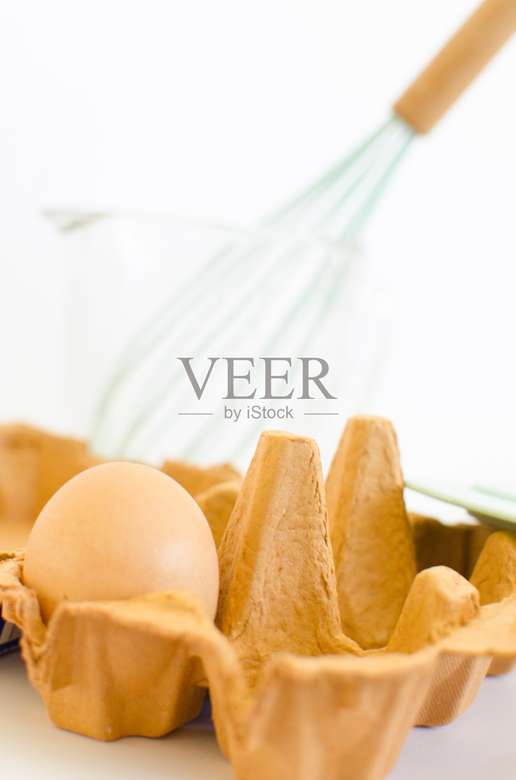 一个鸡蛋和打蛋器照片摄影图片