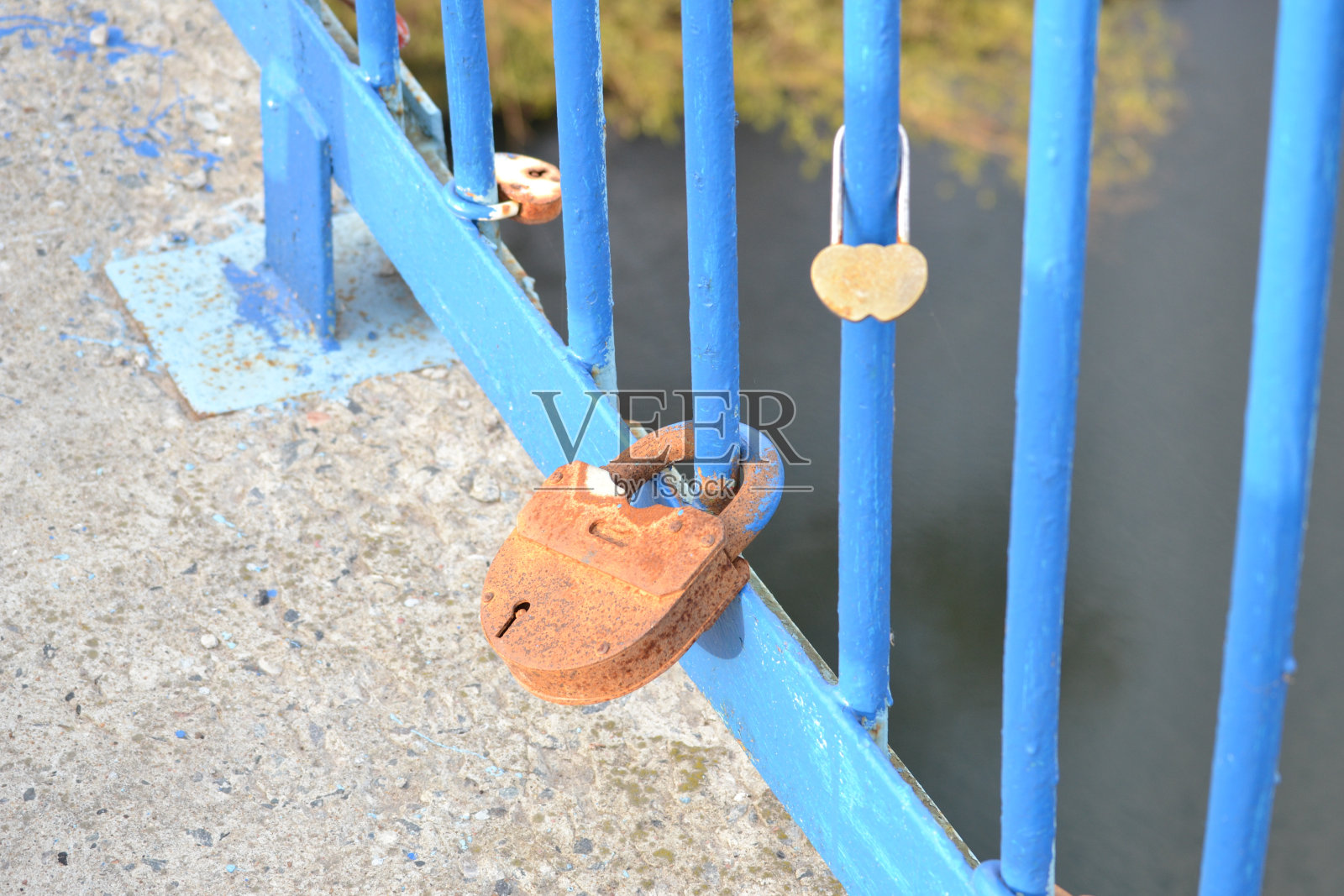 栅栏上生锈的锁照片摄影图片