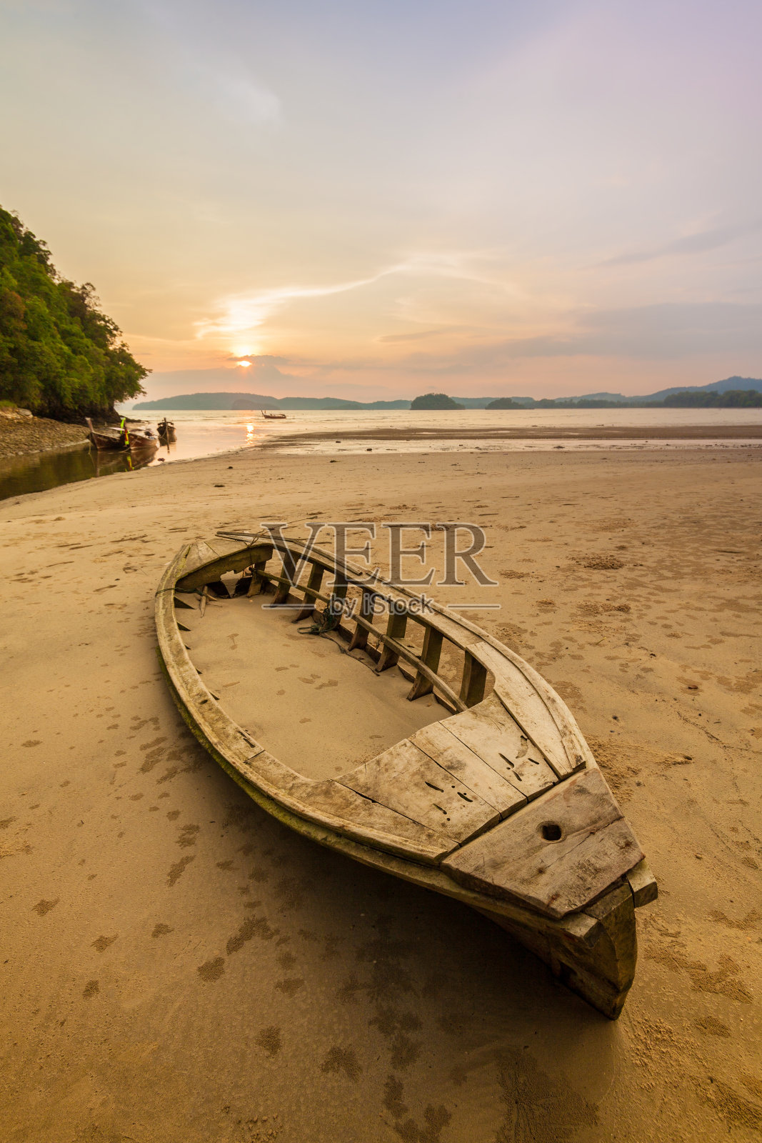 大胆的搁浅渔船-亚洲风格照片摄影图片