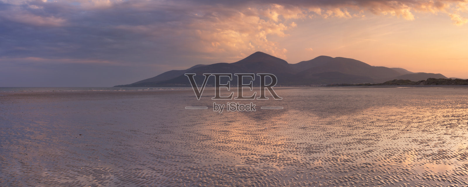 日落时分北爱尔兰的海滩和山脉照片摄影图片