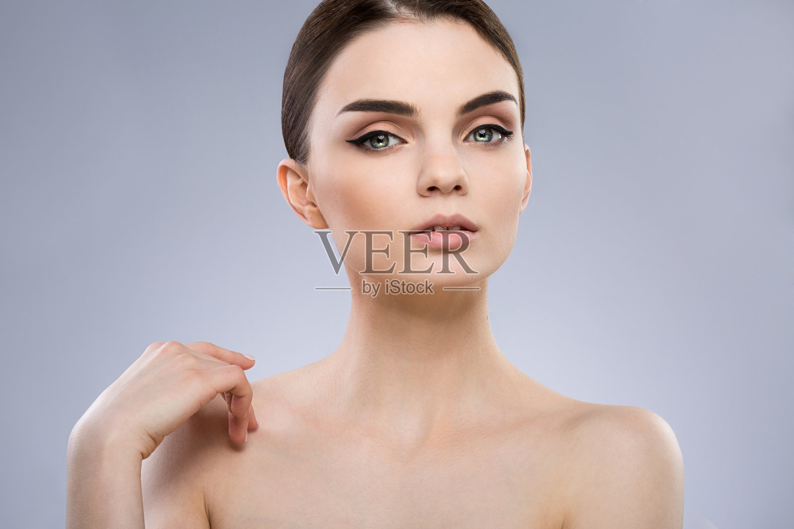 画室里的裸妆美女照片摄影图片