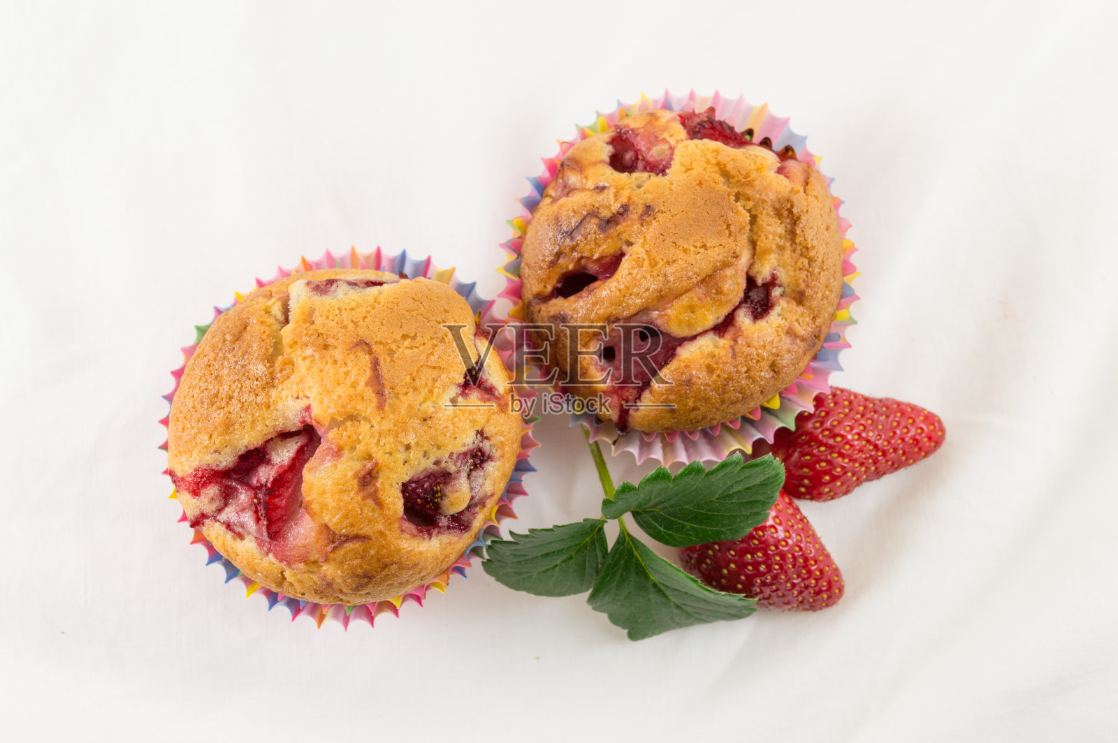 盘子里有草莓松饼和新鲜的草莓照片摄影图片