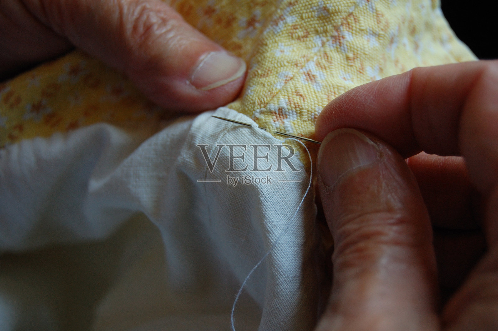 我妈妈缝02照片摄影图片