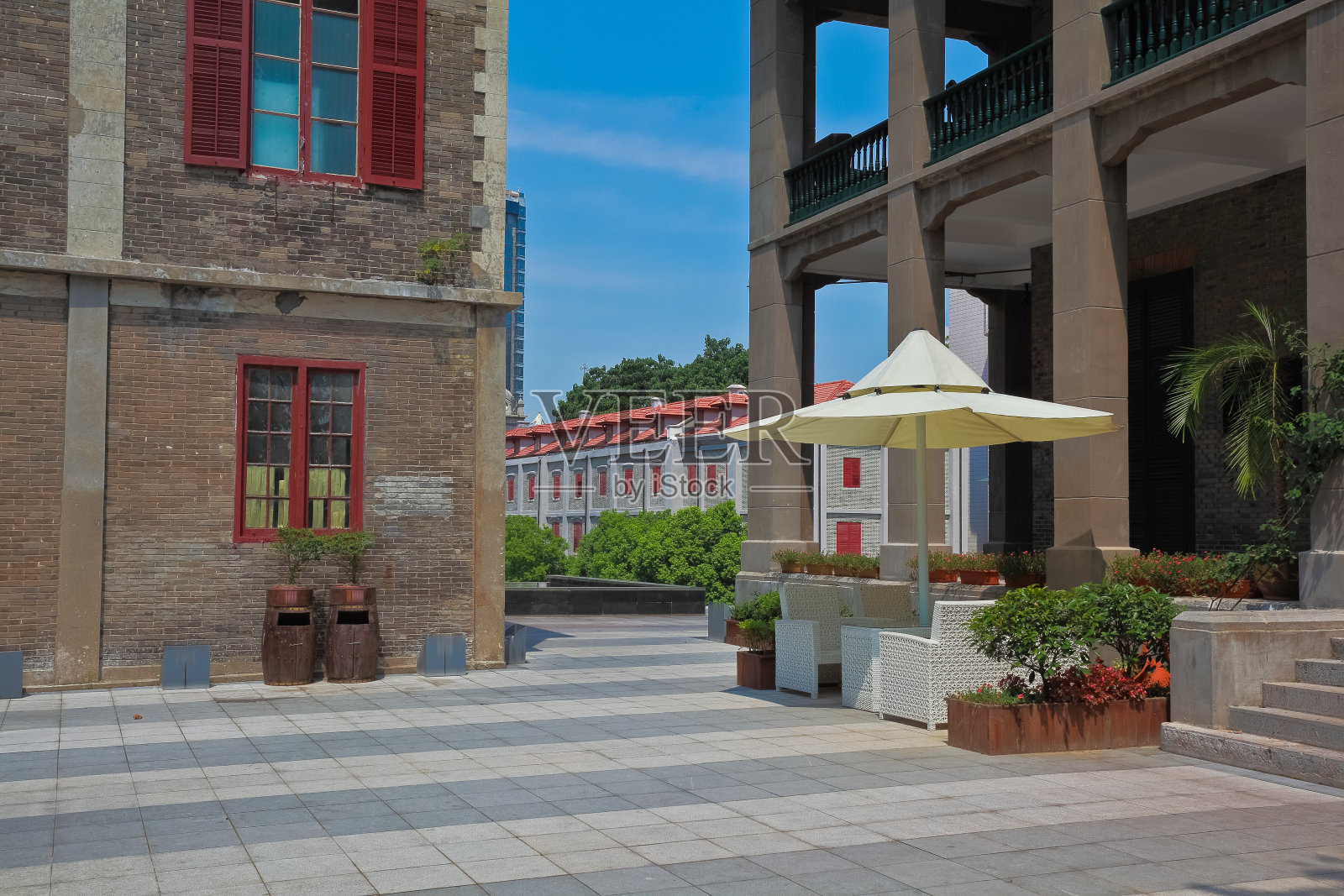 老住宅楼阳光街景照片摄影图片