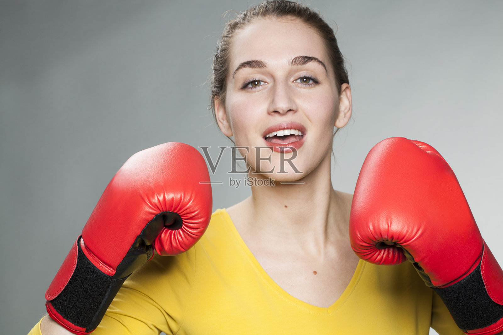 性感的20多岁的女人，愿意为成功而战照片摄影图片