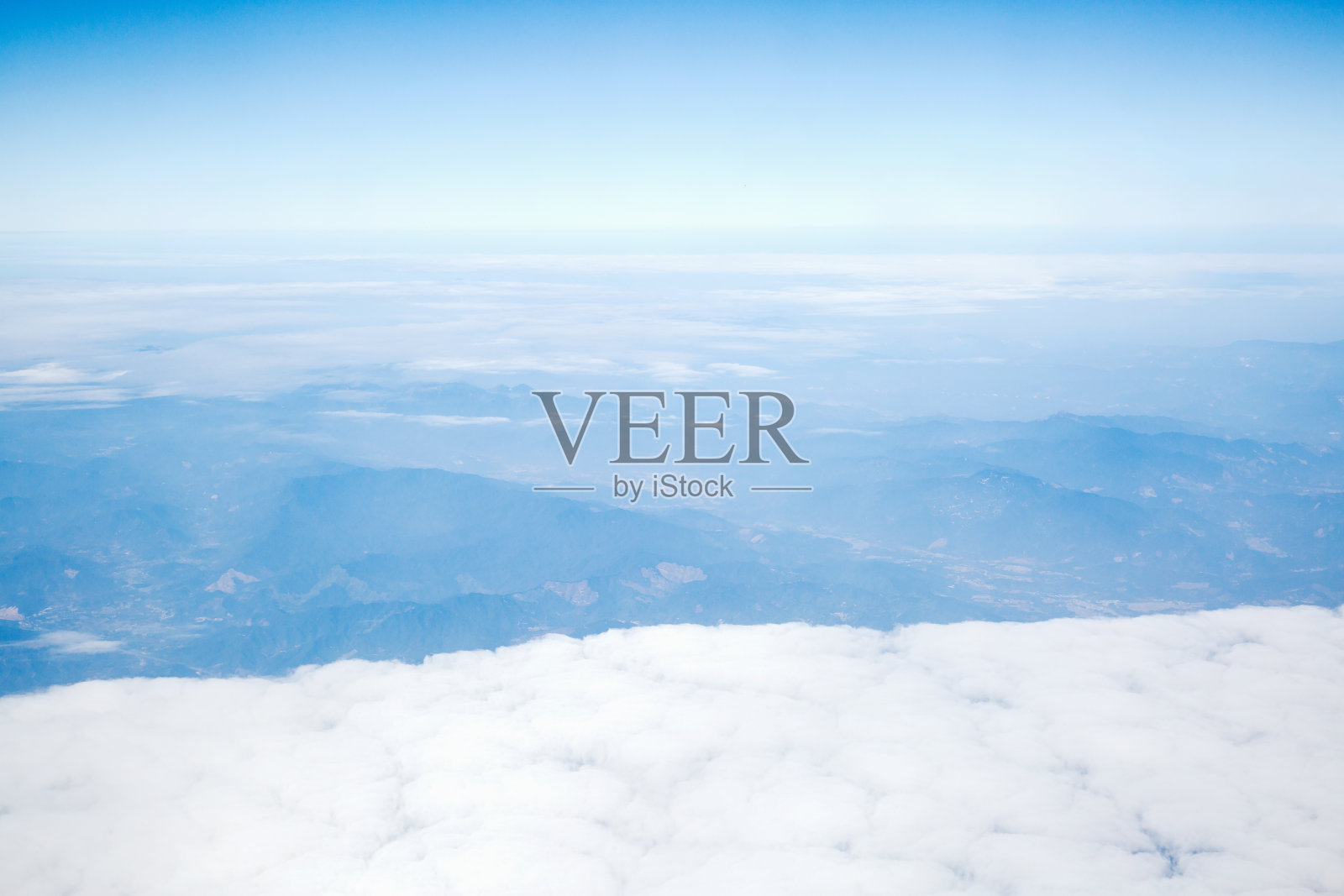 陆地和云的鸟瞰图照片摄影图片