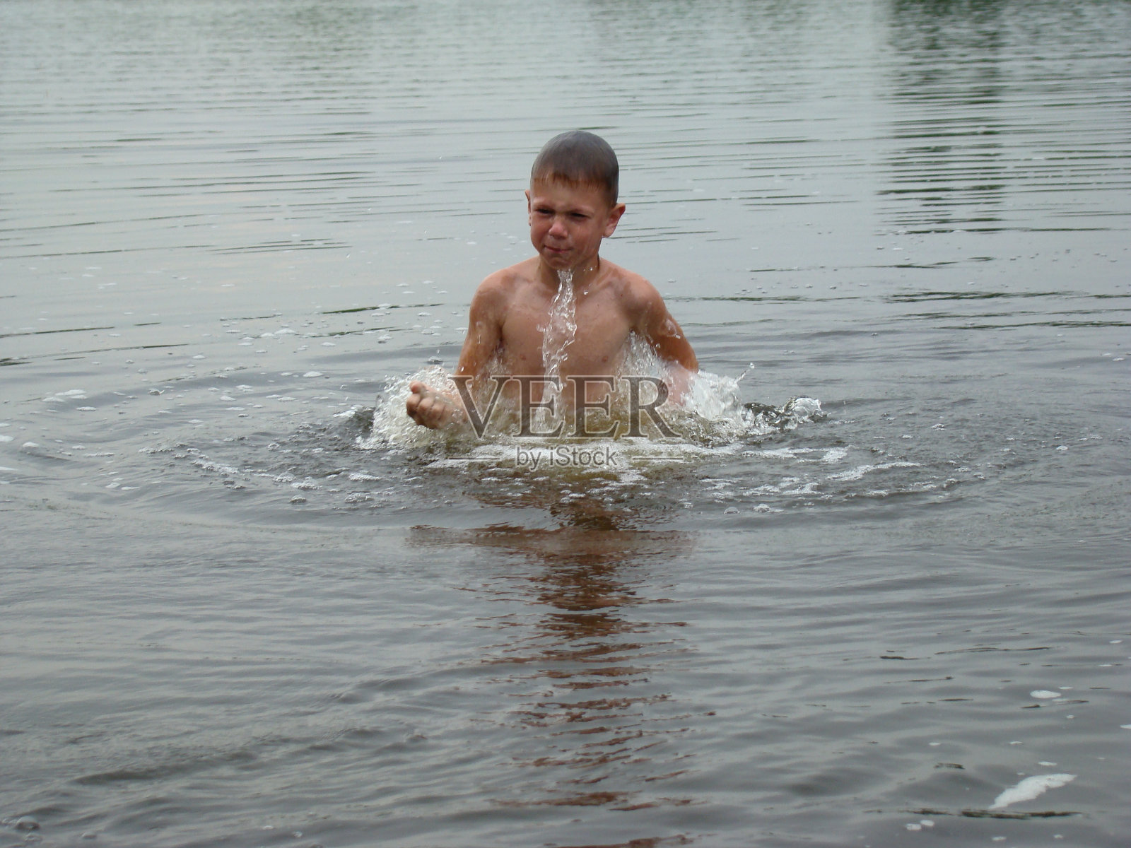 孩子正在河里洗澡照片摄影图片