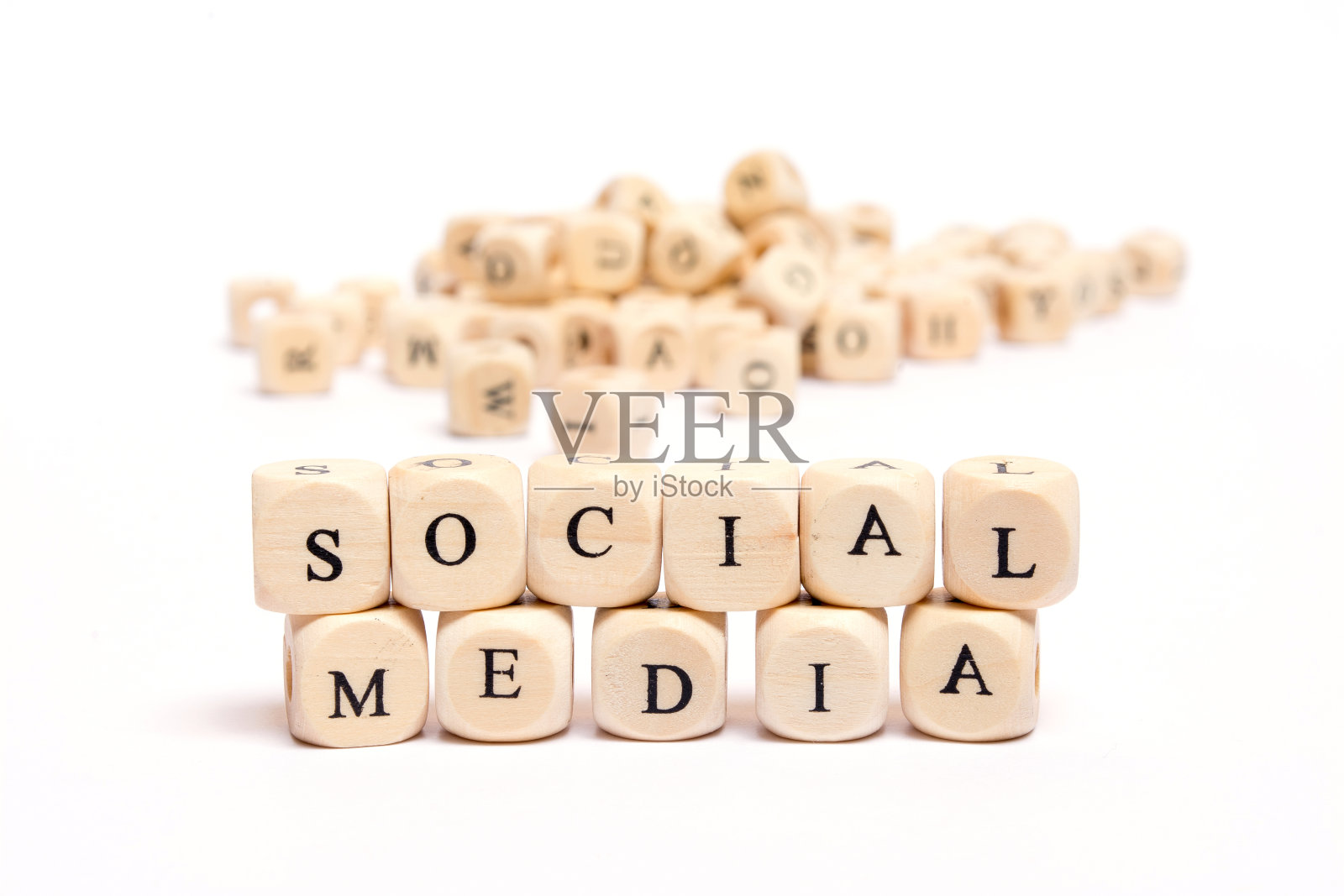 文字与骰子在白色背景-社交媒体照片摄影图片