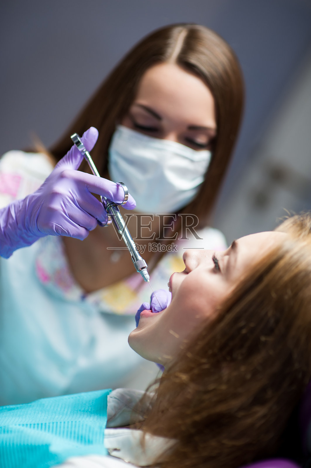 牙科医生在牙科诊所给病人治病照片摄影图片