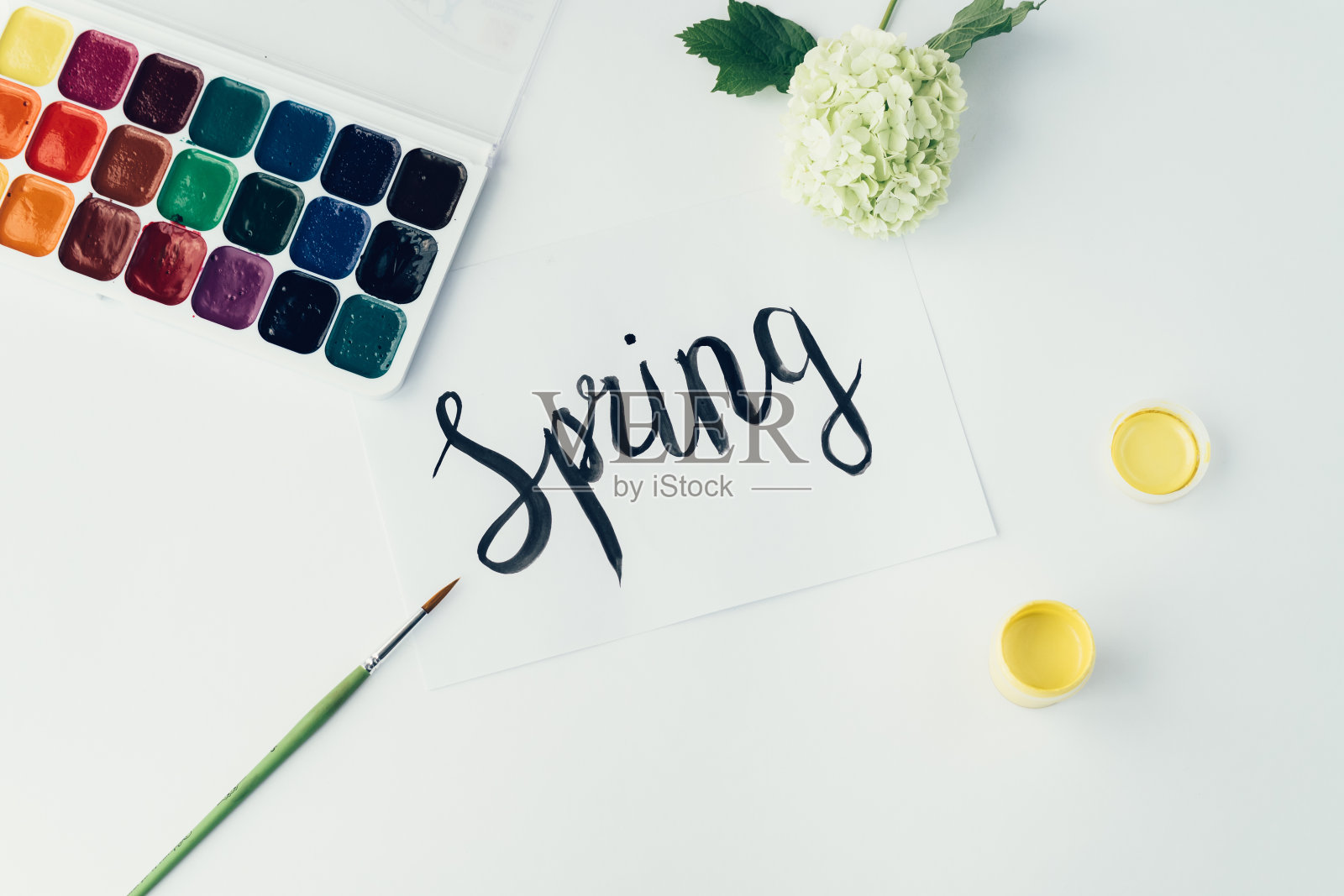 水彩画、画笔、花朵和“春天”的字样照片摄影图片