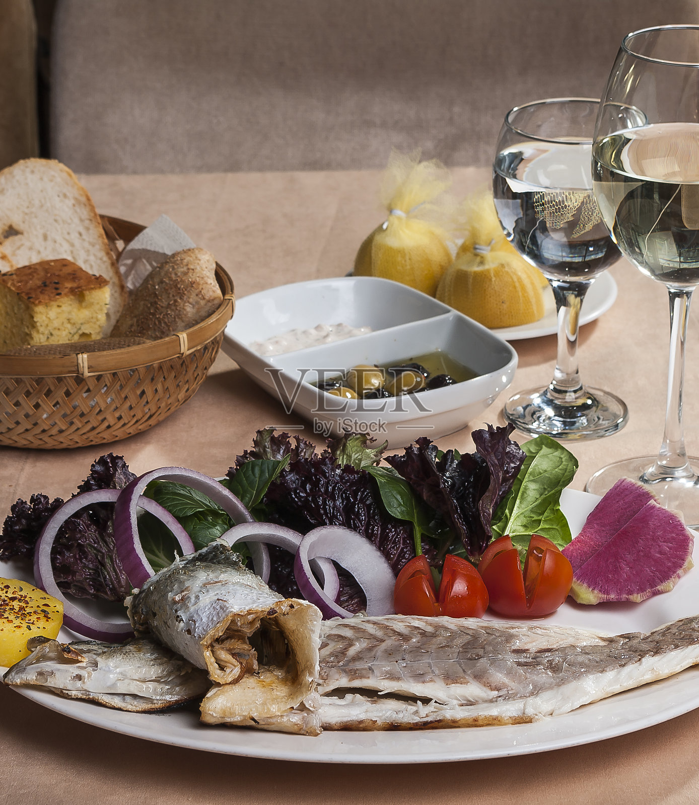 海鲈鱼——有鳞的鲈鱼照片摄影图片