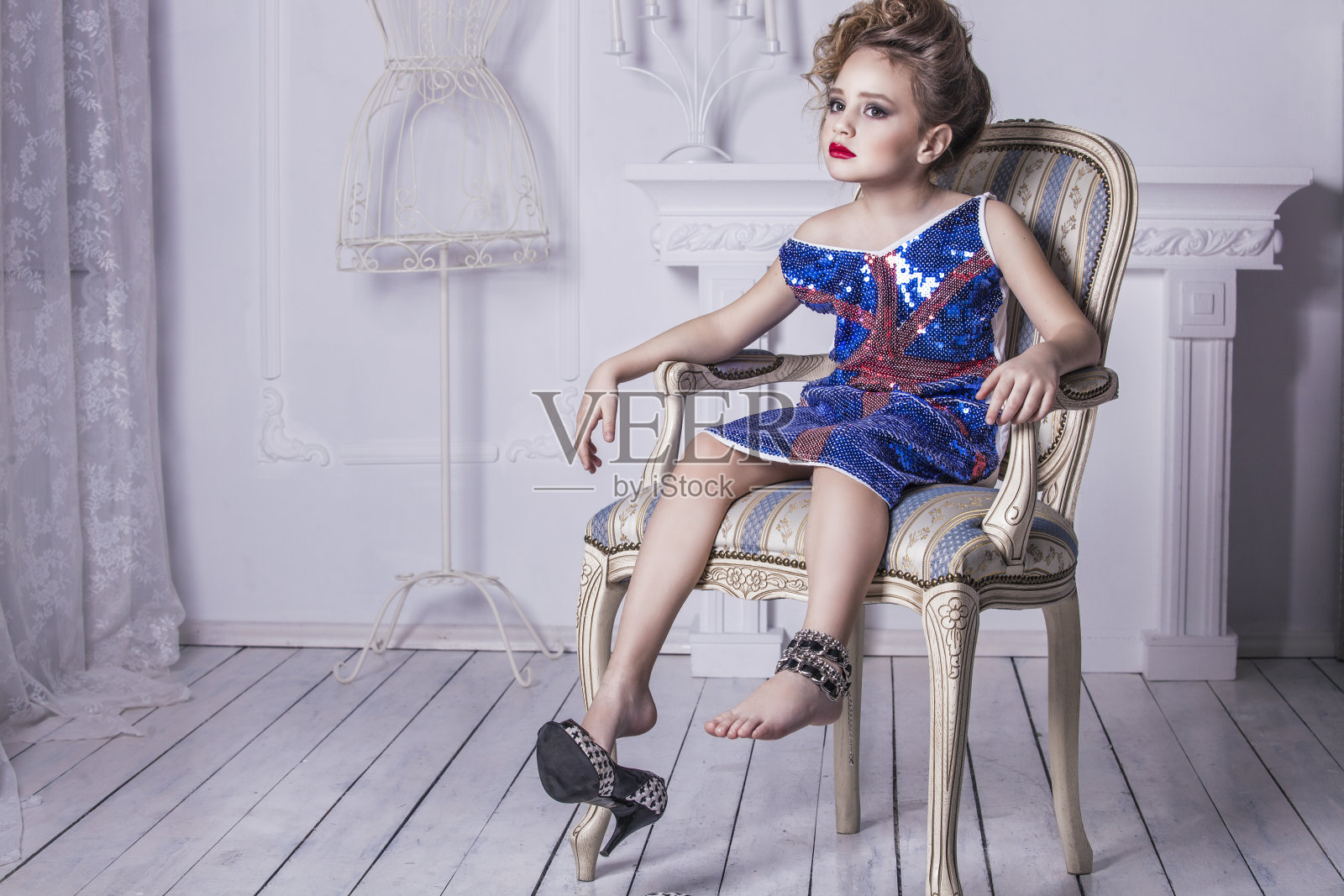 一个迷人模特形象的小女孩照片摄影图片