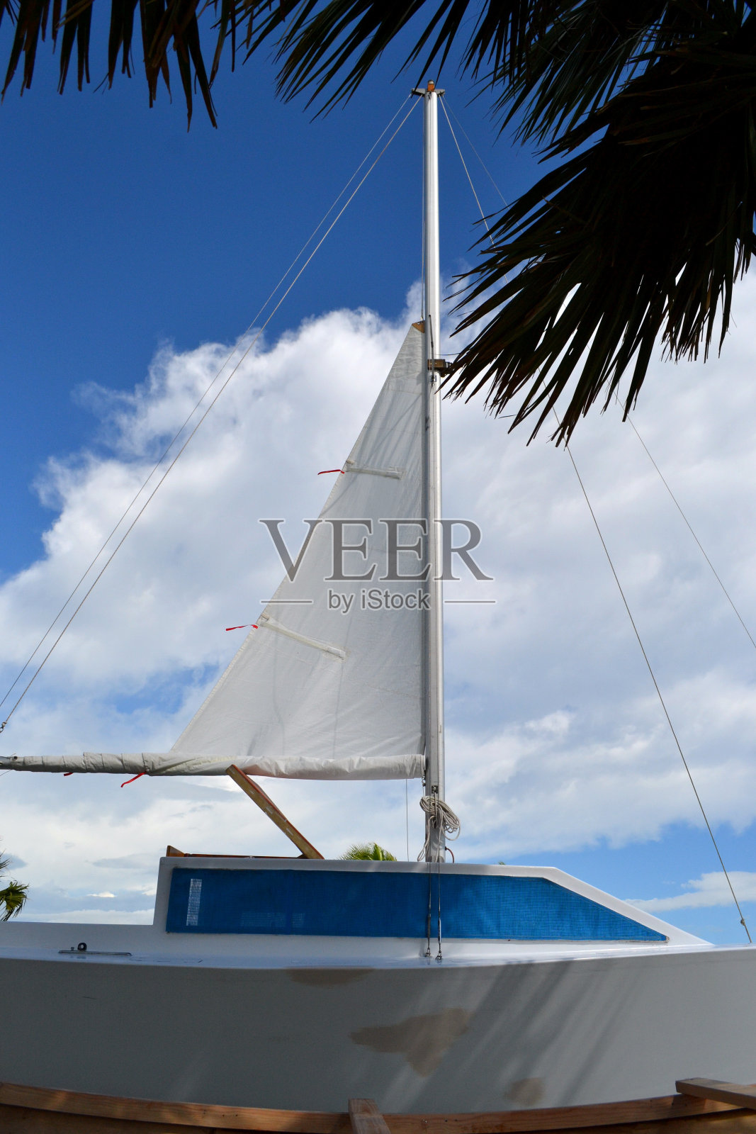 蓝白相间的胶合板帆船照片摄影图片