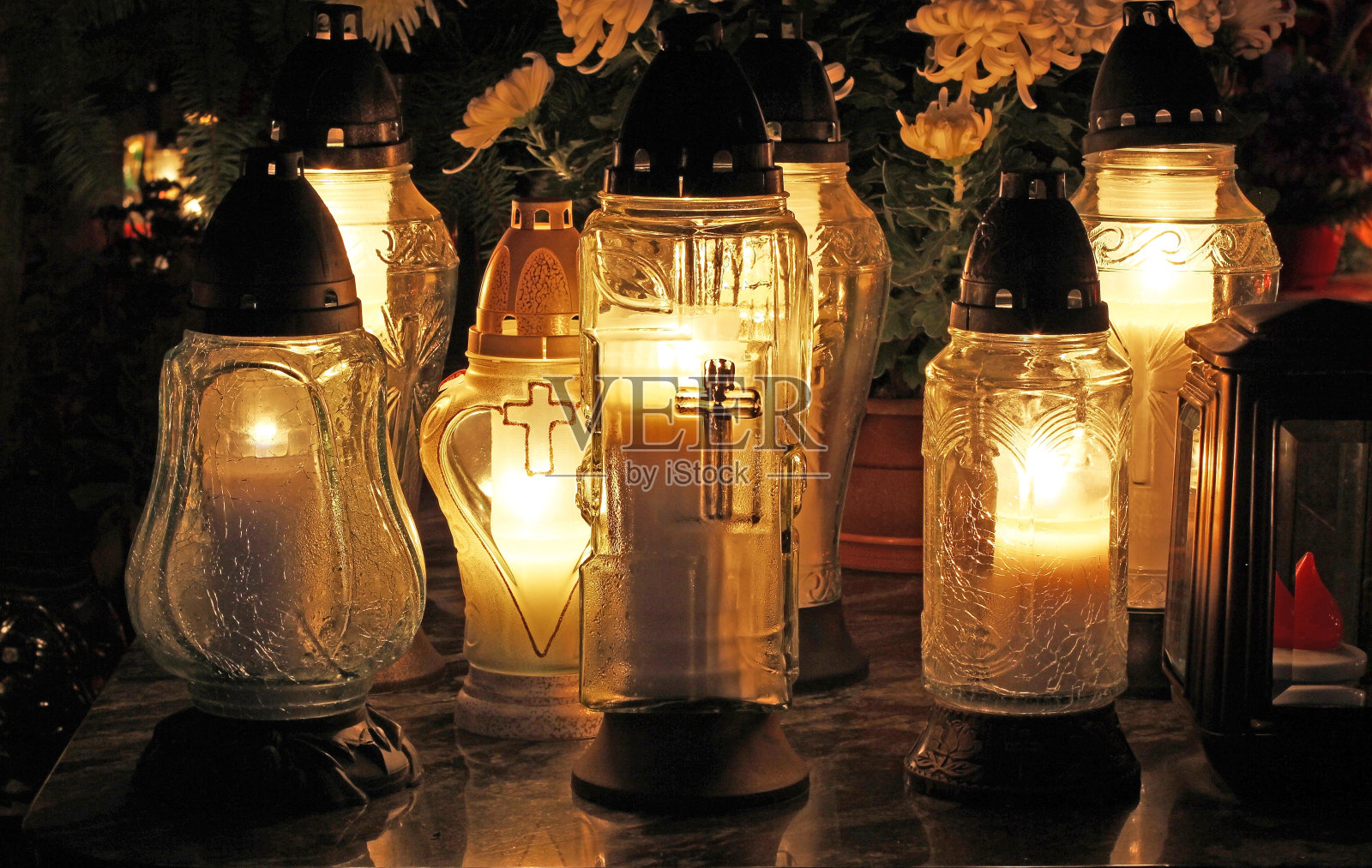 诸圣节墓地燃烧的蜡烛照片摄影图片