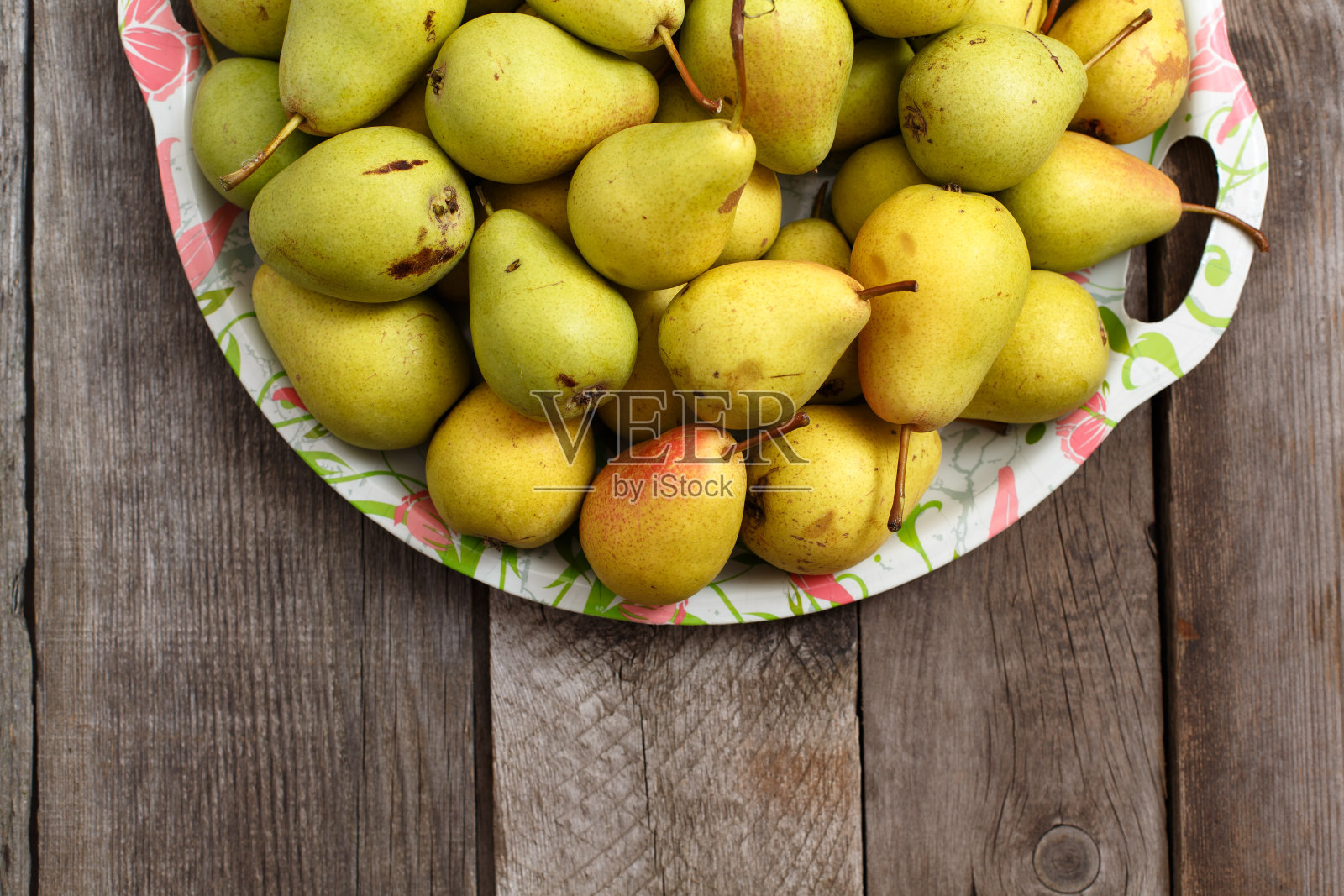 桌上的梨照片摄影图片