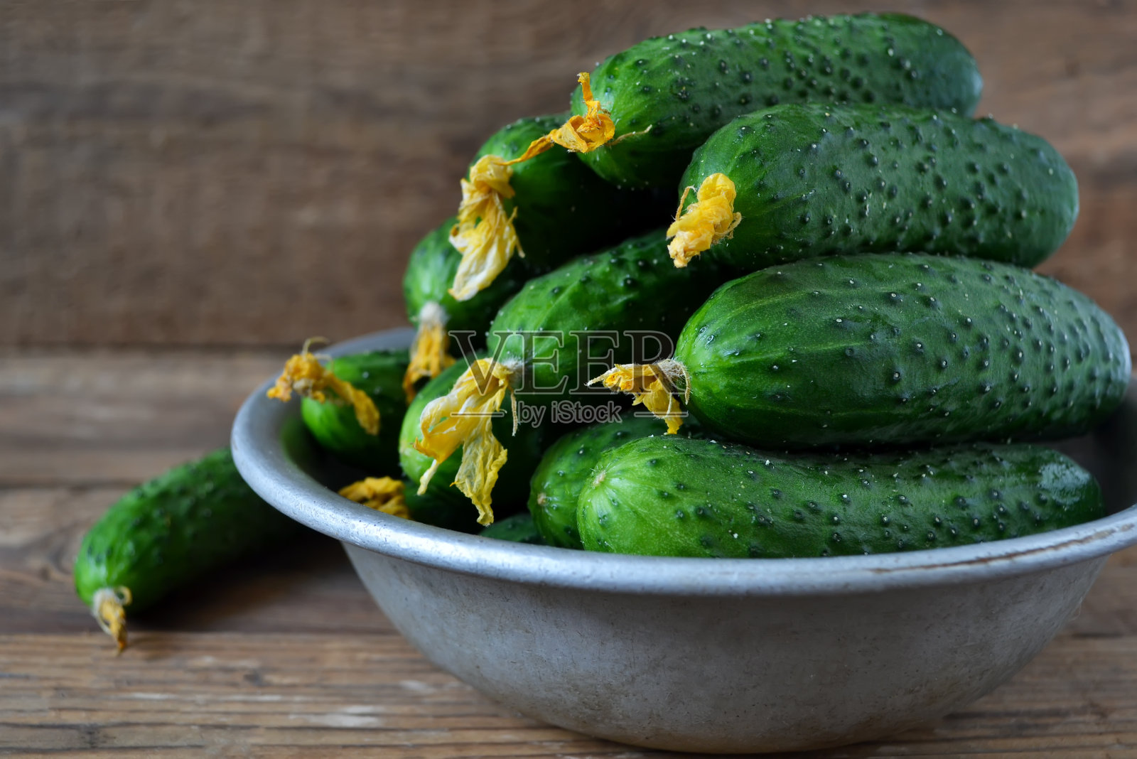 新鲜的绿黄瓜在碗里，背景照片摄影图片