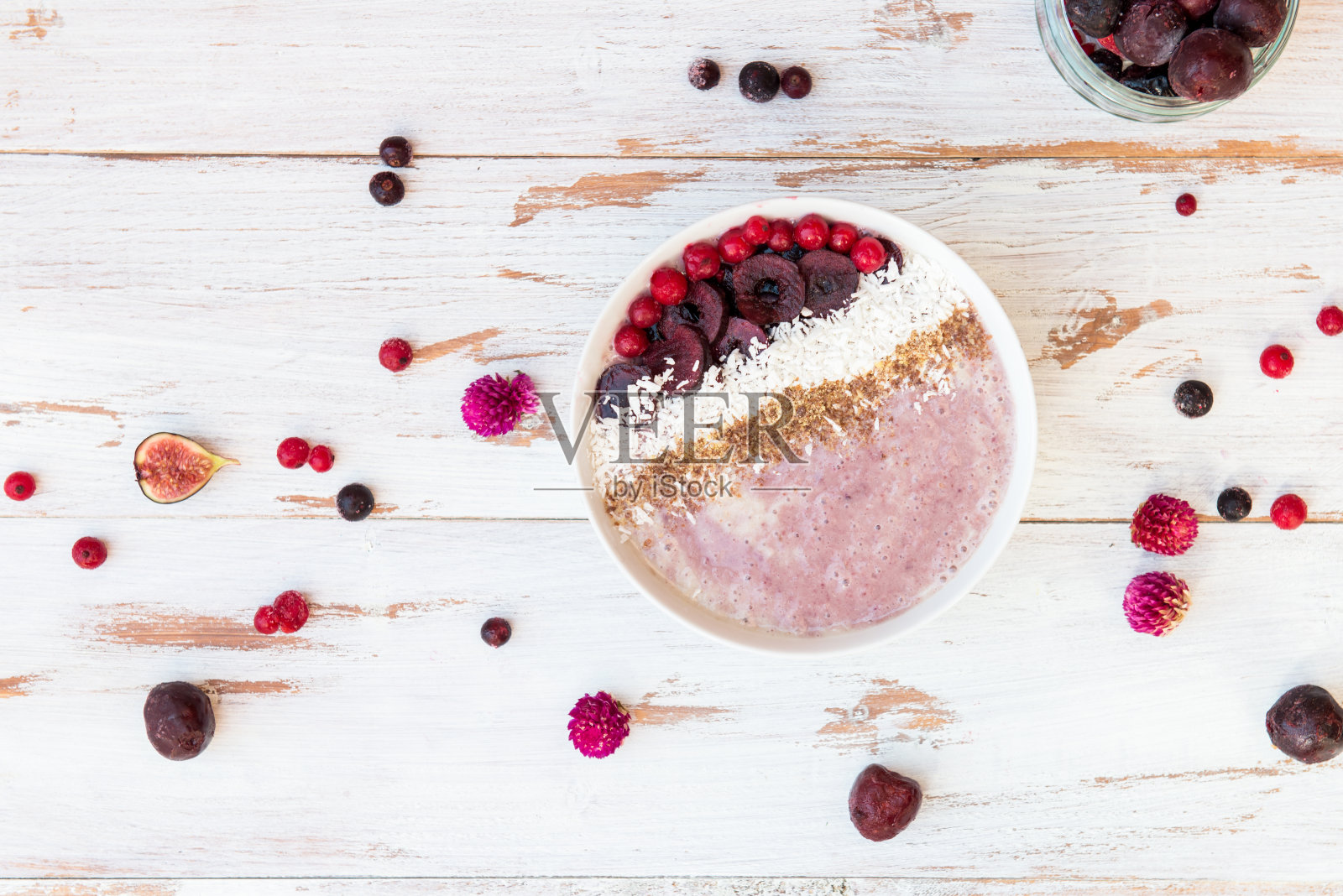 健康的香蕉和草莓奶昔在碗里照片摄影图片